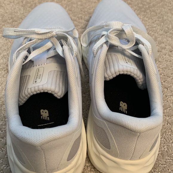 NB women’s fresh foam arishi v4 sneakers - Picture 4 of 6